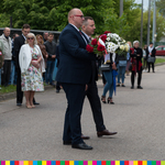 Tomasz Szeweluk, Sekretarz Województwa Poldaskiego składa wieniec z biało-czerwonych kwiatów