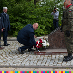 Tomasz Szeweluk, Sekretzra Województwa Podlaskiego składa wieniec kwiatów pod pomnikiem