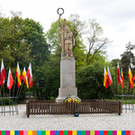 Pomnik poświęcony 42. Pułku Piechoty. Obok pomnika znajdują się flagi Polski oraz Białegostoku
