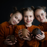 trzy dziewczynki z kokosami