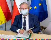 Wicemarszałek Marek Olbryś podpisuje umowę