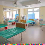 Zmodernizowana sala z łózkami i sprzętem w szpitalu powiatowym w Łapach 