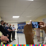 wykonywanie zdjęcia zebranym na zakończeniu modernizacji sal w szpitalu powiatowym w Łapach
