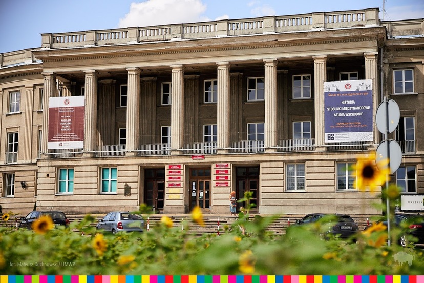 Fasada budynku Uniwersytetu w Białymstoku. Z przodu widać kwiaty