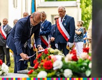 Marszałek Artur Kosicki składa wieniec przed grobem ks. Stanisława Suchowolca