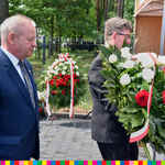wicemarszałek Marek Olbryś wraz z drugim mężczyzna składają wieńce