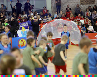 Dzieci w trakcie konkurencji sportowych.