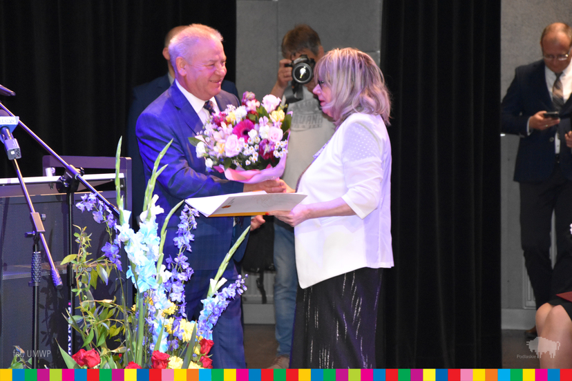 Wicemarszałek Marek Olbryś wręczył kwiaty przewodniczącej Rady Alicji Konopce