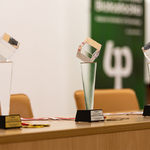 Satuetki z konkursu „Matematyka stosowana” stojące na stole