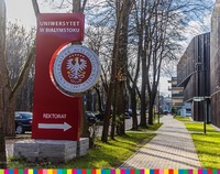 Tablica z logo Uniwersytetu w Białymstoku