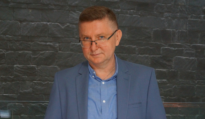 Prof. Jarosław Ławski z UwB na zdjęciu portretowym