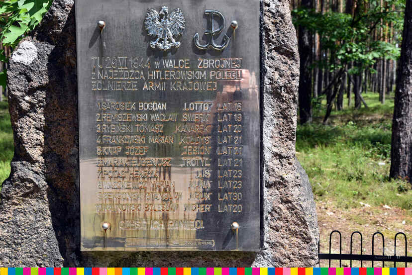 Tablica upamiętniająca poległych żołnierzy AK w bitwie pod Piasutnem Żelaznym