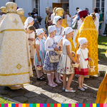 Kapłani i dzieci przed Cerkwią
