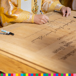 Kapłan podpisuje dokument