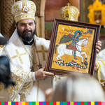 Kapłan z ikoną w ręce w Cerkwi