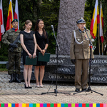Żołnierz przemawia pod pomnikiem