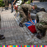 Żołnierze składają kwiaty pod pomnikiem