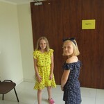 Dwie dziewczynki przed wejściem do kaplicy.