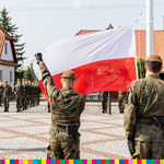 Żołnierze z flagą Polski