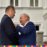 Wicemarszałek Marek Olbryś dekoruje Jarosława Cholewickiego