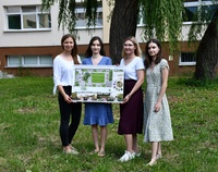 Studentki trzymają w ręku projekt ogrodu szpitala w Choroszczy