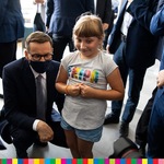 Premier Mateusz Morawiecki z dziewczynką obecną na spotkaniu