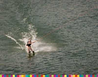 Osoba pływająca na nartach wodnych