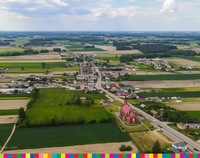 wieś i okoliczne pola, zdjęcie zrobione dronem