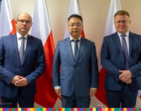 Od lewej marszałek Artur Kosicki, Peng Huang i Mariusz Dąbrowski