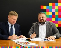 wicemarszałek województwa Stanisław Derehajło oraz Marek Malinowski, członek zarządu podpisują umowy