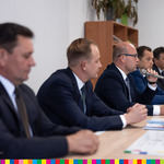 Marszałek Artur Kosicki, radny Paweł Wnukowski oraz Radosław Wawiórko, wójt Gminy Bargłów Kościelny oraz jeszcze dwóch mężczyzn siedzą przy stole