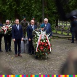 Ilustracja do artykułu [01.09.2021] Złożenie kwiatów na cmentarzu wojskowym 30.jpg