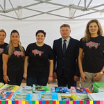 Marek Malinowski, Członek Zarządu Województwa Podlaskiego i cztery kobiety w koszulkach z logiem Województwa Podlaskiego 