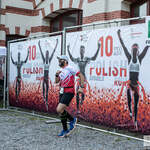 mężczyzna stojący przy ściance z napisem Polish Run