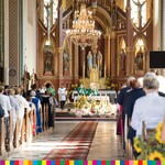 Uczestnicy Dożynek Wojewódzkich 2021 w kościele