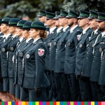 Kobiety i mężczyźni stojący na baczność w dwóch rzędach w mundurach