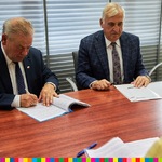  marszałek Marek Olbryś i Kazimierz Dąbrowski, burmistrz Miasta Zambrów podpisują umowę