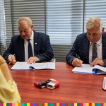  marszałek Marek Olbryś i Kazimierz Dąbrowski, burmistrz Miasta Zambrów podpisują umowę