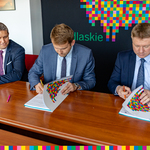  Marek Malinowski, członek zarządu województwa, Marcin Urbański, wójt gminy Mielnik podpisują umowy