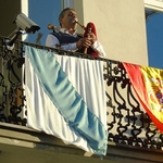 mężczyzna stojący na balkonie gra na nietypowym instrumencie