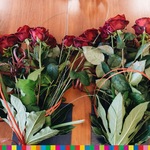 Bukiety róż leżące na stole