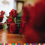 Bukiety róż leżące na stole