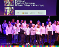 osoby na scenie podczas przeglądu piosenki religijnej w Łomży