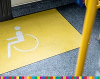 symbol wózka inwalidzkiego na podłodze w autobusie