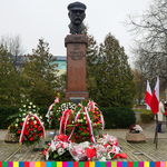 Pomnik Marszałka Piłsudskiego. Wokół wieńce.