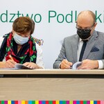Marszałek Artur Kosicki i Elżbieta Polak w trakcie podpisywania umowy.