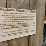 Regulamin Sitawskiej Spiżarni wypalony w drewnie.