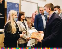 Dyrektor Andrzej Pleszuk wręcza nagrody laureatom Olimpiady Wiedzy o Pszczelarstwie