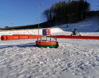 Ośrodek narciarski WOSiR Szelment - armatka śnieżna, w tle zaśnieżony stok narciarski