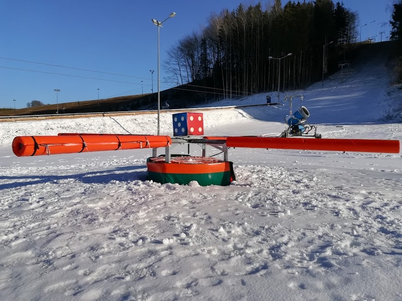 Ośrodek narciarski WOSiR Szelment - armatka śnieżna, w tle zaśnieżony stok narciarski